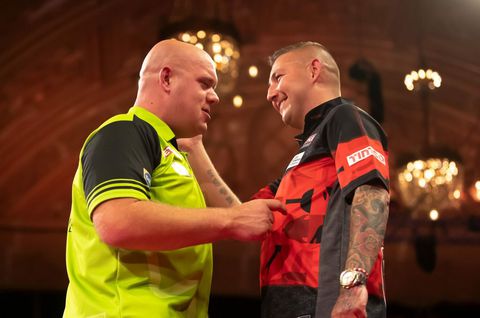 Dokter Van Gerwen stelt diagnose bij Nathan Aspinall: 'Lijkt op darteritus'