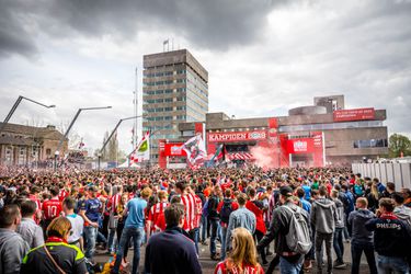 Teruglezen: Landskampioen PSV gehuldigd in feestend Eindhoven