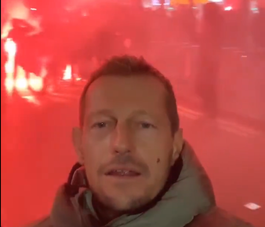 🎥 | Hooligan-acteur Leo Gregory loopt mee met corteo Ajax-fans door Glasgow