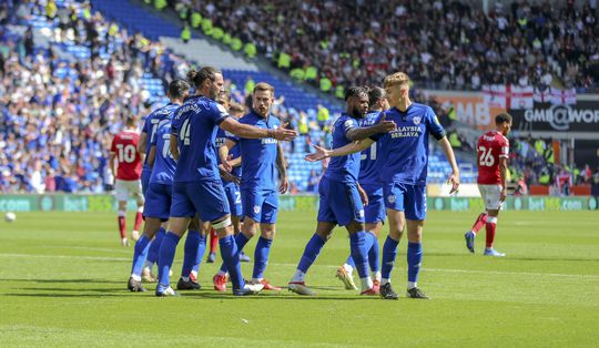 🎥| Cardiff-fans slopen toiletten van Bristol City (zelfs de damesplee)