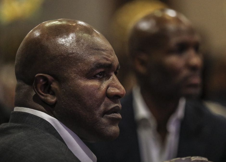 56-jarige Evander Holyfield keert terug uit bokspensioen en gaat opnieuw de ring in