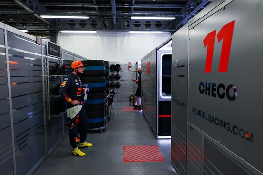 📸 | Verstappen in de raceschoenen van Perez: hij kreeg de verkeerde maat opgestuurd