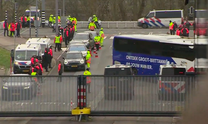 🔥 | Spelersbussen arriveren bij De Kuip, Ajax reisde 'anoniem' af naar Rotterdam