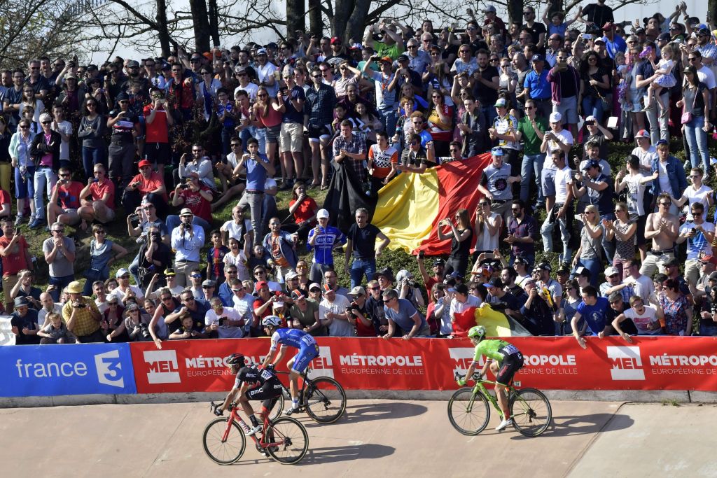 Nog een keer: De spectaculaire laatste kilometer van Parijs-Roubaix (video)