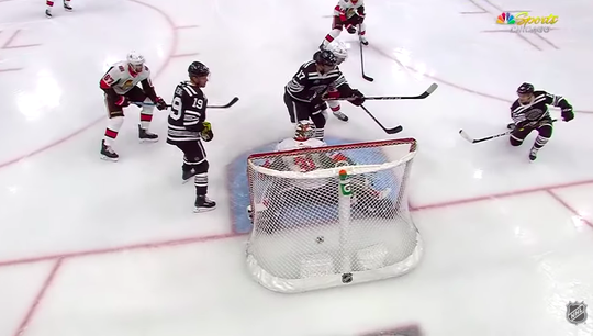Knotsgek NHL-potje met 9 goals in 1ste periode eindigt in zege voor Chicago Blackhawks (video)