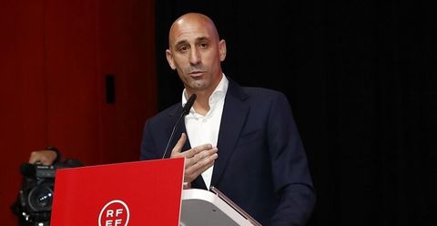 FIFA schorst veelbesproken Spaanse bondsvoorzitter Luis Rubiales voor 90 dagen