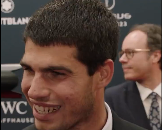 🎥😳 | Schattig! Tennissensatie Carlos Alcaraz verandert in klein kind bij ontmoeten Lionel Messi