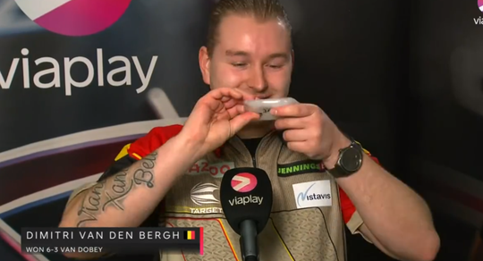 🎥 | Van den Bergh had geheim wapen tegen kou in Exeter: 'Het is niet tegen de regels'