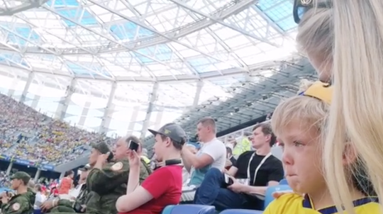 Zoontje Marcus Berg in tranen bij WK-debuut papa (video)