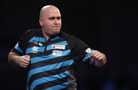Nerveuze Rob Cross gooit Van Barneveld uit WK: 'Het publiek houdt van legendes'