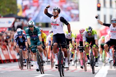 Juan Molano wint 12e etappe Vuelta bij massasprint in Zaragoza