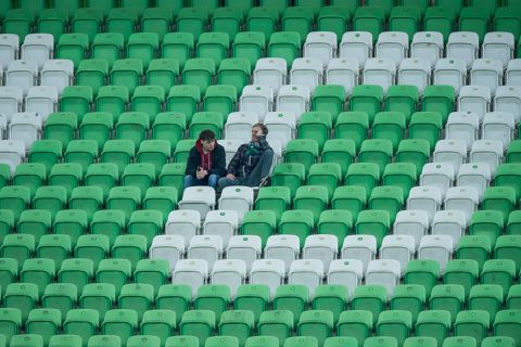 Biergooier die grensrechter raakte bij FC Groningen - NEC vrijgelaten, maar krijgt 1e straf
