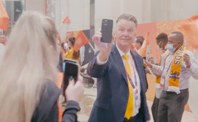 🎥🤳 | Enthousiaste Van Gaal filmt terugkeer bij Oranje-hotel: dolle vreugde bij selectie