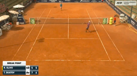 🎥 | Gefrustreerde tennisser kan niet tegen verlies en sloopt glasplaat na matchpoint