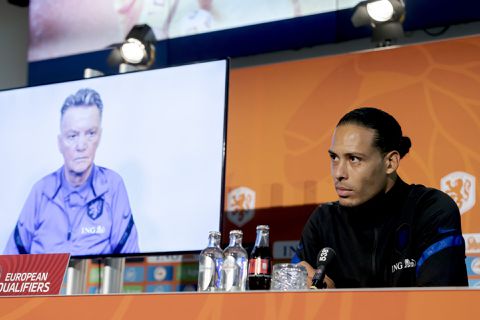 Zo reageert Oranje-aanvoerder Virgil van Dijk op de ziekte van Van Gaal