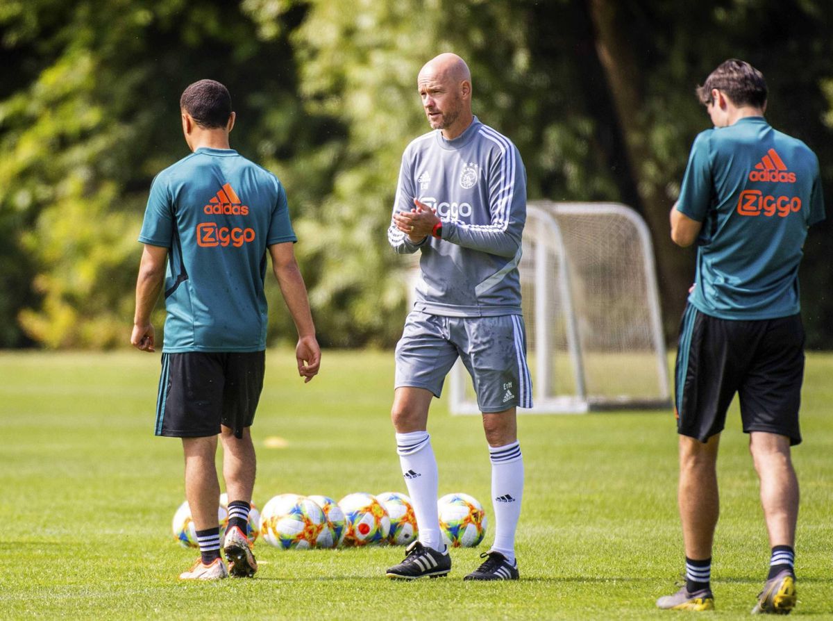 Ajax-trainer Ten Hag vecht voor elke speler: 'Afspraak dat er een sterke selectie zal zijn'