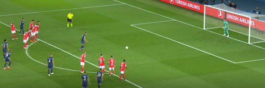 🎥 | Mbappé staat hele dinsdagavond al vol in de spotlights, zo ook in de wedstrijd