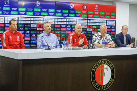 Arne Slot krijgt grote complimenten door actie op persconferentie: 'Gaat te vaak over mij'