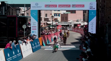 🎥​| Wat een pechdag: wielrenner gaat onderuit bij het juichen terwijl winnaar al zo'n 2 minuten binnen is