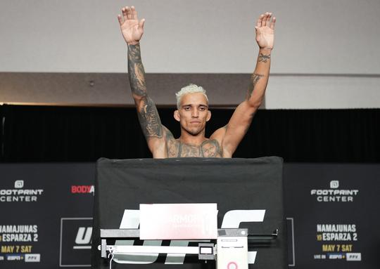 Charles Oliveira is wereldtitel bij UFC kwijt: Braziliaan weegt 2 keer te zwaar