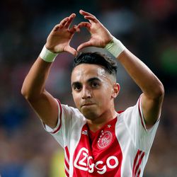 Ajax-selectie betuigt eerbetoon aan Nouri: 'Zijn plek in de kleedkamer blijft leeg'