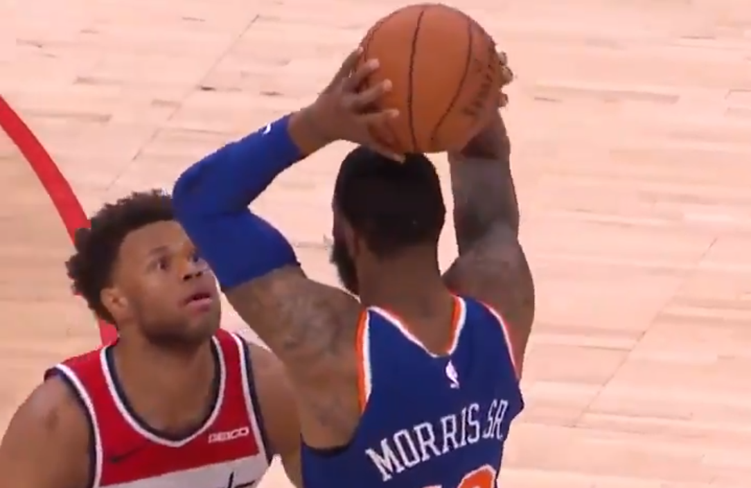 WTF! NBA-speler ramt expres bal in het gezicht van tegenstander (video)
