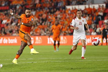 🎥 | BAM! Een penalty kan je wel overlaten aan Memphis Depay: 1-0 voor Oranje