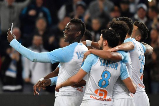 WTF! Mario Balotelli plaatst juichfilmpje tijdens wedstrijd na goal voor Marseille (video)