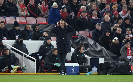 🎥 | Schok door Anfield: wedstrijd tussen Liverpool en Inter ligt even stil door medisch probleem