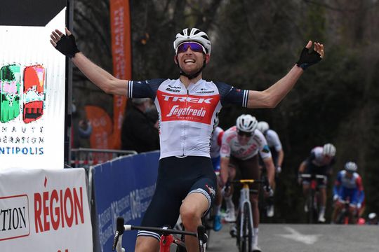 🎥 | Bauke Mollema troeft iedereen af in 1e Haut Var-rit: 'Kende de klim goed'