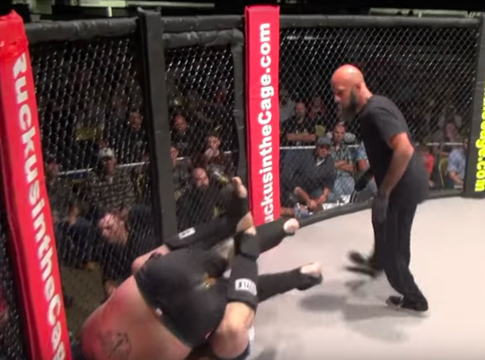 🎥 | Flashback: check hoe deze MMA-vechter bij zijn partij zijn broek volscheet