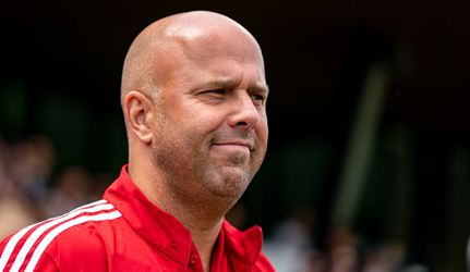 Arne Slot dolt met Guus Til: 'Maar daarmee zet ik hem wel een beetje onder druk'