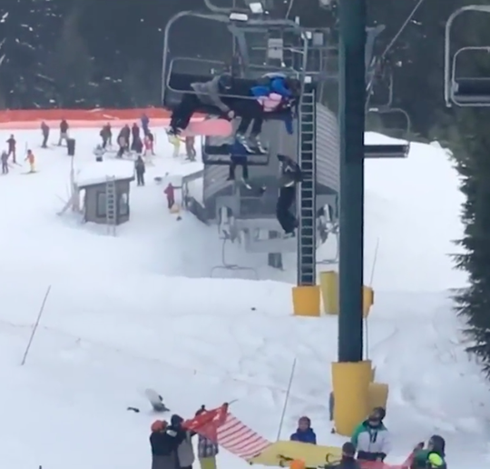 Tieners redden uit skilift gevallen jochie met briljant geïmproviseerd vangnet (video)