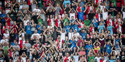 PSV-fans en de KNVB overladen mishandelde Feyenoord-fan Ritchie met cadeautjes