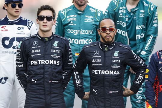 Lewis Hamilton gaat nog even door: contract tot eind 2025, George Russell ook langer bij Mercedes