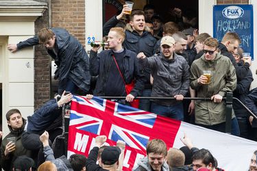 Engelse voetbalfans trakteren grachtenboot op gigantische bierdouche (video)