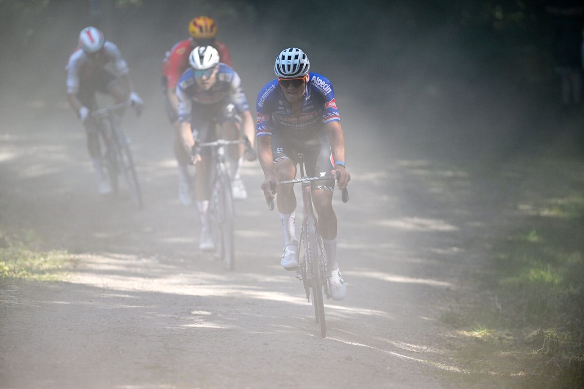 Bizar veel pech voor Mathieu van der Poel in Hageland: 'Hij heeft 3 fietsen gebruikt'