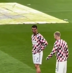 🎥 | Donny van de Beek doet wat acties tijdens warming-up, Cristiano Ronaldo staat erbij en lacht ernaar