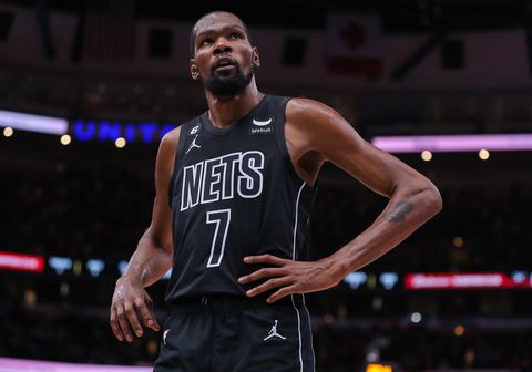 Knieblessure Kevin Durant bezorgt Brooklyn Nets dubbel gevoel na late zege tegen Miami Heat