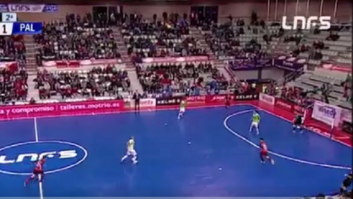 Aanvaller straft op heerlijke wijze keepersblunder af in Spaanse futsalwedstrijd (video)