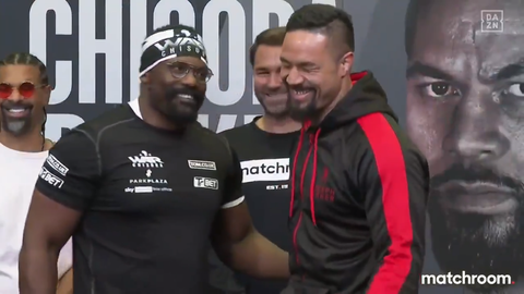 😂🎥 | Vechter knuffelt zijn tegenstander bij staredown