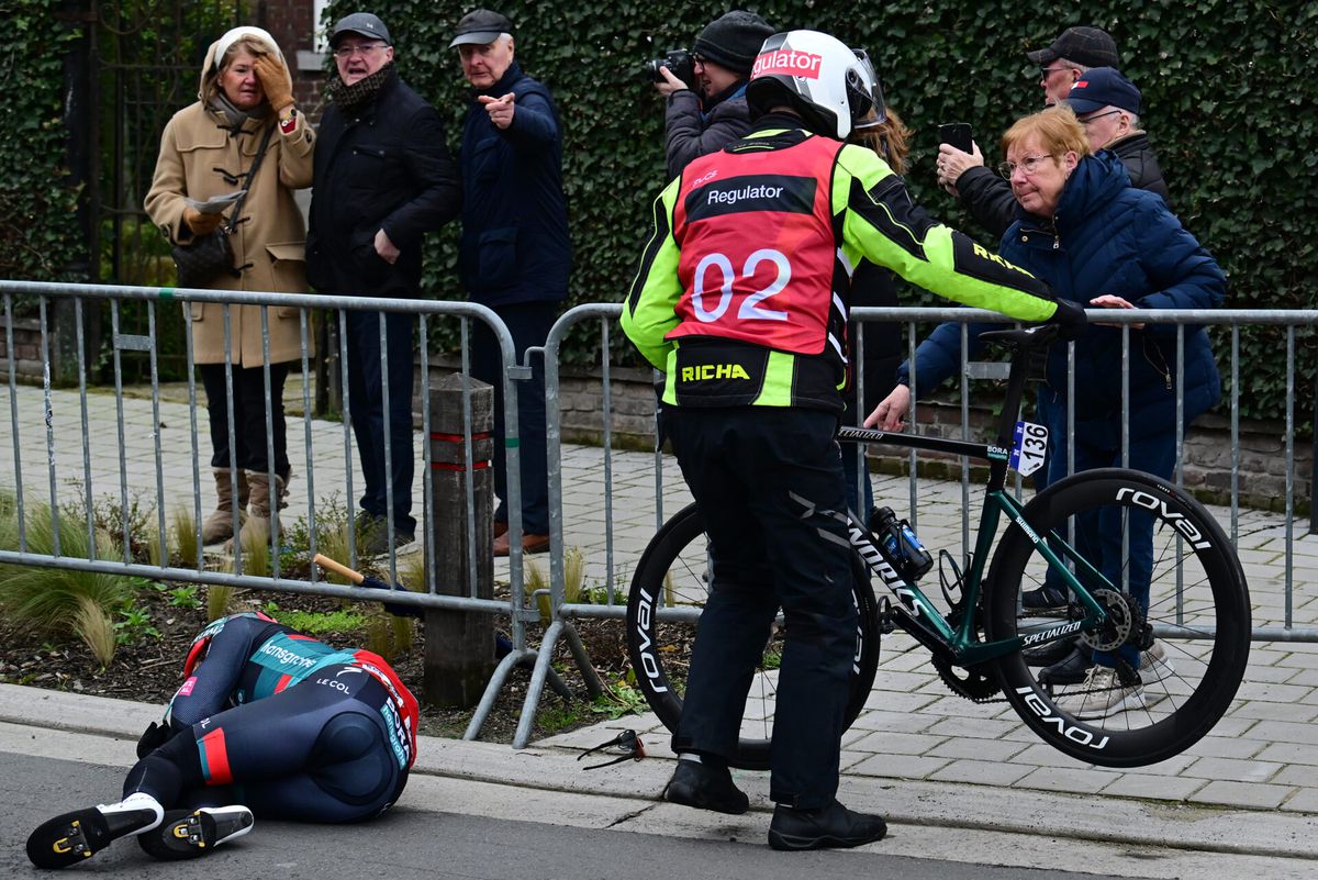 🎥  | Nederlandse wielrenners na valpartij uit Ronde van Vlaanderen en in ziekenhuis