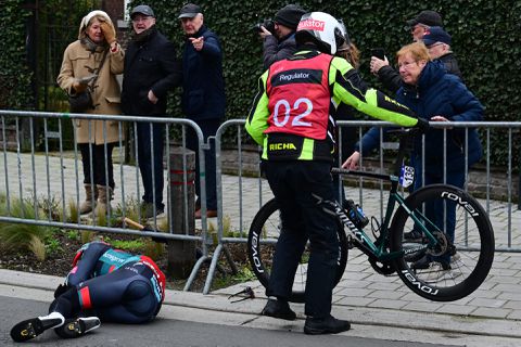 🎥  | Nederlandse wielrenners na valpartij uit Ronde van Vlaanderen en in ziekenhuis