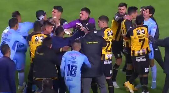 😱🎥 | Deze Boliviaanse 'clasico' kende een slotfase die je nooit meer zult meemaken