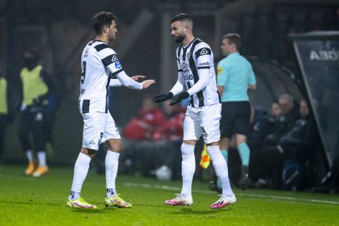 Woeste supporters Heracles wachten spelersbus op om meedoen Rai Vloet