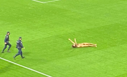 🍆🎥 | Geen fans in stadion, tóch streaker op het veld bij Granada-ManU