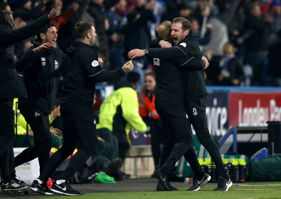 Nummer laatst Huddersfield wint voor het eerst in 15 duels dankzij goal in blessuretijd