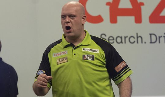 🎥 | Briljant! Michael van Gerwen wint laatste groepsduel in stijl met deze 125-finish