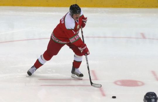 🎥 | President Wit-Rusland doet mee aan druk ijshockeytoernooi
