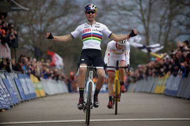 Wout van Aert wint veldrit waar Mathieu van der Poel niet aan meedeed